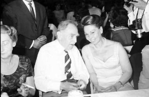 13. Tagung 1963 Medizin; Maikäferrede gehalten von Werner Forßmann: Frau Forßmann (angeschnitten), Otto Hahn, M. Heinlein