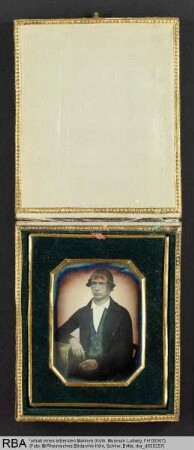 Portrait eines sitzenden Mannes