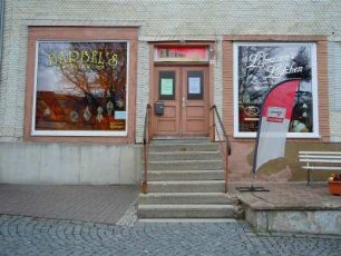 Grossbreitenbach - Schaufenster von Geschäften : Zwei Einzelhandelsgeschäfte am Markt, aufgenommen in Grossbreitenbach im Thüringer Wald am 29. April 2012