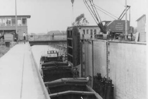 Einbau instandgesetztes Tor Schleuse Schwabenheim