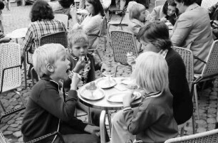 Freiburg: Kinder essen Eisbecher, Münsterplatz