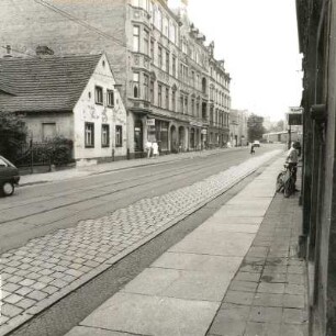 Cottbus, Friedrich-Ebert-Straße 45/47. Wohn-und Geschäftshäuser (1896 u. 1895). Straßenansicht von Nor