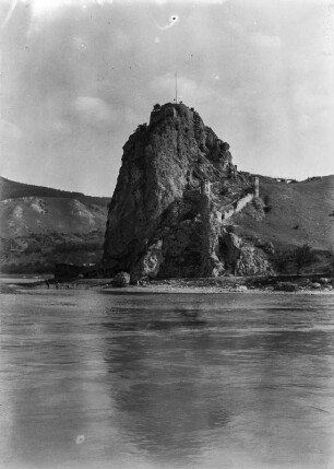 Felsformation : Felsformation am Ufer eines Gewässers.