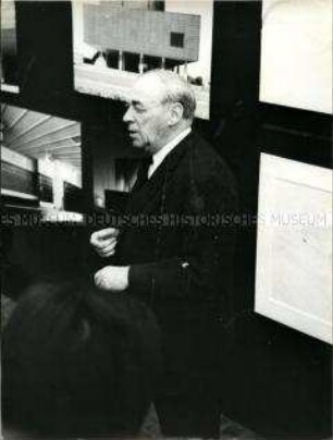 Alvar Aalto in seiner Ausstellung in der Berliner Akademie der Künste