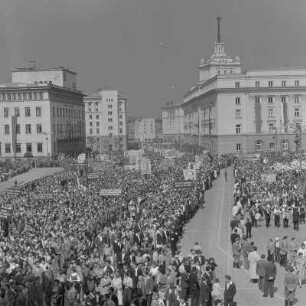 Demonstration zum Jahrestag der Befreiung von Faschismus am 9. September 1957 im Stadtzentrum Sofias