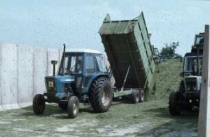 Fotografie: Ein- und Auslagerungstechnik, Flachsilo, Fahrsilo, Grassilage, Muldenkipper