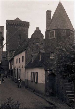 Zons: Gasse mit Türmen