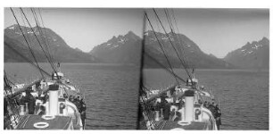 Lofoten (Norwegen). Passagiere auf dem Vorderdeck des Hochseepassagierdampfers "Victoria Luise" beim Betrachten der Fjordlandschaft (Digermulenkollen)
