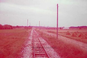 Nahe Haltepunkt Hausen: auf dem Streckenabschnitt zwischen Lauingen und Dillingen der Härtsfeldbahn Aalen - Neresheim - Dillingen