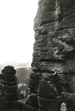 Sächsische Schweiz, Rathener Gebiet. Höllenhund. Seilschaft Karl Jander in den Rißfolgen des Alten Weges (V [VIIa]. Blick zum westlichen Höllenhundvorturm