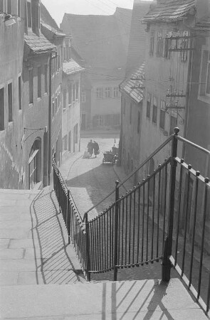 Blick in eine Gasse. Aufstieg zum Burgberg
