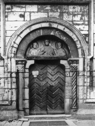 Hildesheim, St. Godehard, ehem. Benediktiner-Klosterkirche, westl. Nordportal, Tympanon, Halbfigur Christi, flankiert von Hl. Godehard und Hl. Epiphanius