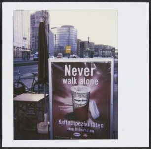 Werbeschild für Kaffeespezialitäten an der Berliner Ebertstraße