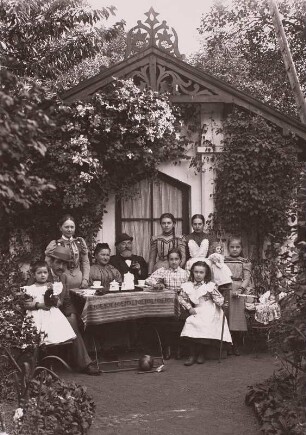 Familie im Garten am Kaffeetisch