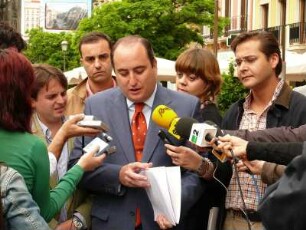 Lokalpolitiker und Reporter vor dem Rathaus