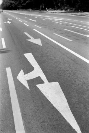 Ausbau des Kreuzungsbereichs Linkenheimer Landstraße/Adenauerring durch Einrichtung zusätzlicher Spuren für den Abbiegeverkehr