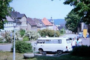 Häuserzeile am Markt (komplett unter Denkmalschutz), Menschen, Autos