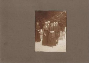 Großherzogin Luise mit Personengruppe (unbekannt) im Schlossgarten