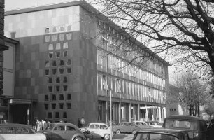 Freiburg: Außenansicht des neuen Postamtes von Nordosten