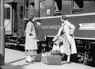 Berlin: Anhalter Bahnhof; Fräulein Böhnstedt und Herr Schlüter vor Schlafwagen; mit Zugführer