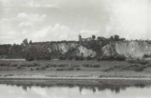 Diera-Zehren-Zadel. Ortsteilansicht mit Dorfkirche Zadel. Blick über Elbe und Elbaue gegen ehemalige Granitbrüche