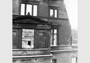 Blick auf die zum Teil zerstörte Fassade des Neuen Museums