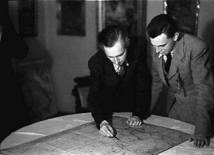 Bukarest: Pu und Ich (Willy Pragher) an der Kriegskarte
