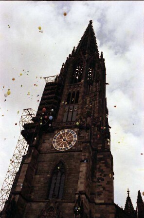 Freiburg: Münster, Ballons steigen auf
