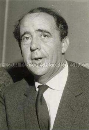 Heinrich Böll als Drehbuchautor auf einer Pressekonferenz