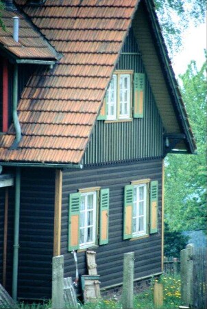 Detail voriges Bild: Giebelseite mit farbig gefassten Fensterläden