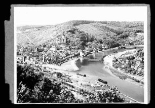 Blick auf Bahnhofsgelände, Mainspitze, Burg und Innenstadt