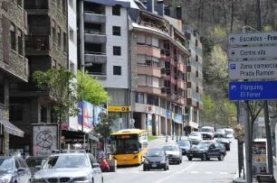 Andorra la Vella - Straßenverkehr : Straßenverkehr, aufgenommen im Geschäftszentrum der Hauptstadt Andorra la Vella am 17. April 2012