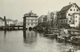 Zürich. Rathaus (1693/1698), Blick von der Münsterbrücke flußabwärts, links vom Rathaus die Rathausbrücke