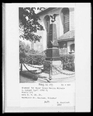 Obelisk für Major Simon Moritz Wilhelm von Langen (gefallen 1758?) : Grabmal für Major Simon Moritz Wilhelm von Langen (gefallen 1758?). Diorit?. 1903. Hochkirch, Kirchhof