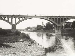 Kitzingen, Eisenbahnbrücke : Kitzingen. Eisenbahnbrücke über den Main gegen ehemaliger Ursulunerinnenklosterkirche