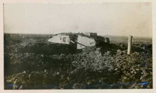 Foto eines in der Schlacht bei Arras erbeuteten englischen Mark-Panzers