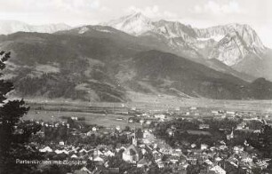 Garmisch-Partenkirchen, Stadtansicht : Garmisch-Partenkirchen. Partenkirchen und Kreuzjoch gegen Alpspitze und Zugspitzmassiv vom Wank von Nordosten