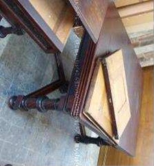 Gründerzeitzimmer im neugotischen Stil: Tisch