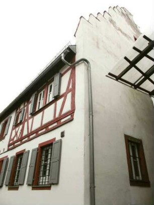Stadtbild-Kantorat (1510-renoviert 2003) am Rathausplatz-Ansicht von Nordne über Staffelgiebel und Obergeschoß in Fachwerk