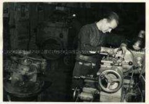 Arbeiter in den Werkstätten der MAS in Angermünde
