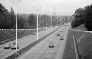Paris: Autobahn West, mit Eiffelturm, bei Paris