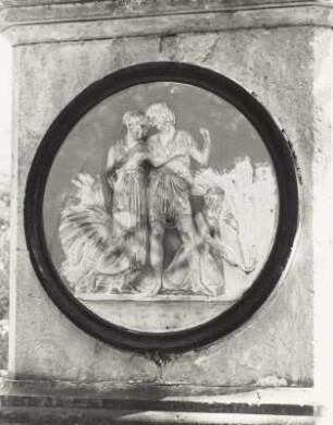 Sockelrelief mit der Allegorie des Herbstes