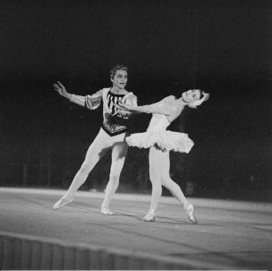 Schwanensee in Meißen 1955 : Ballett "Schwanensee" von Peter Tschaikowski im Burghof der Albrechtsburg Meißen. Mit Ballett und Orchester der Sächsischen Staatsoper Dresden