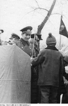 Pioniere als Gratulanten in einem Truppenteil der NVA (Anlass wohl Tag der NVA, 1. März 1961) : Dresden. Pioniere als Gratulanten in einem Truppenteil der NVA (Anlass wohl Tag der NVA, 1. März 1961)
