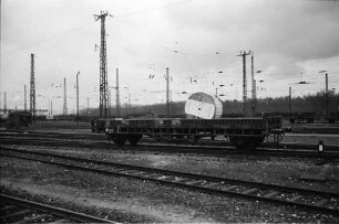 Aprilscherz der "Badischen Neuesten Nachrichten": Vorstellung eines gummibereiften Güterwagens durch die Bundesbahn im Karlsruher Güterbahnhof.
