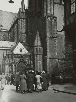 Frankfurt (Main). Reisegruppe am Kaiserdom St. Bartholomäus. Blick von Nordwesten