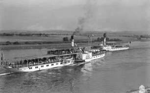 Personen-Seitenraddampfer "Laubegast" (1912, Werft Laubegast). Schrägansicht bei Fahrt elbaufwärts bei Pratzschwitz