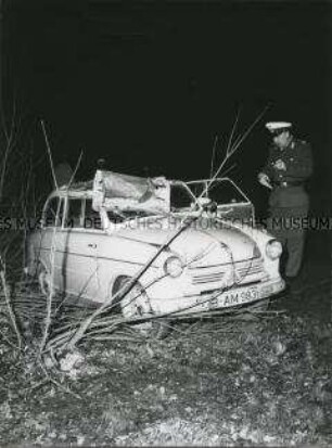 Schrottreifer Wagen nach Autounfall in Berlin-Grunewald