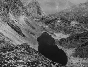 Gebirgssee : Blick in ein Gebirgstal mit See