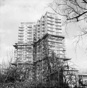 Sachsenwald-Hochhaus: Hinschendorf: Hamburger Straße: Bau vor Fertigstellung teilweise ohne Gerüst: vorn Bäume und Flachdachgebäude